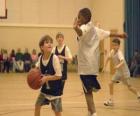 Мальчик, баскетболист с мячом